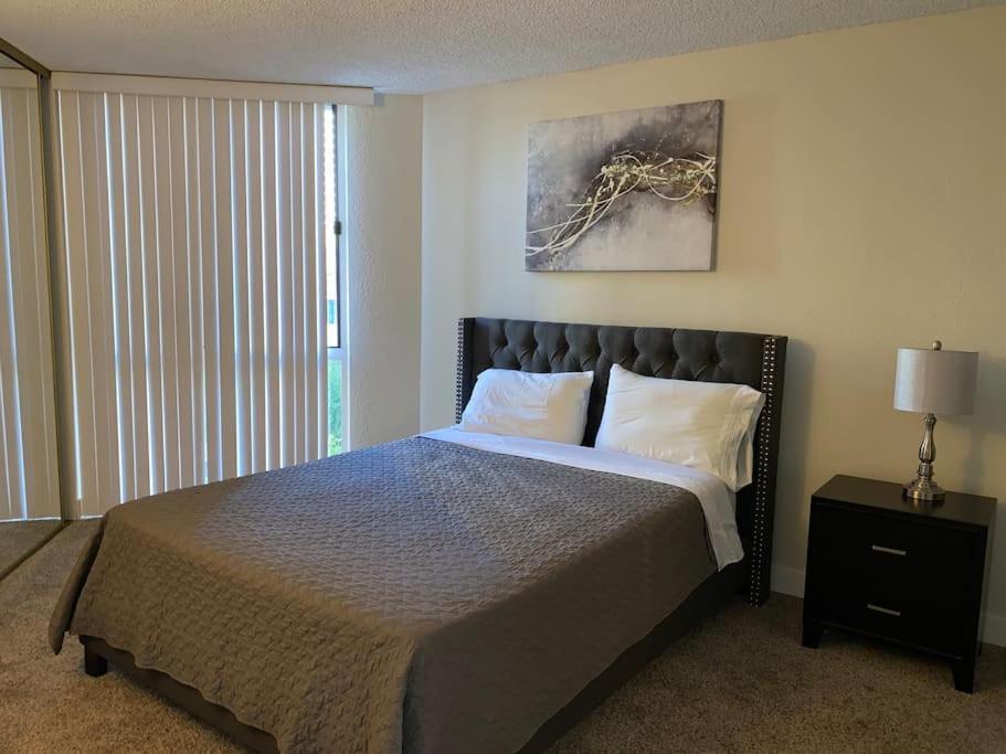 Spacious 2 Bedrooms 2 Baths. Right In Downtown La Apartamento *