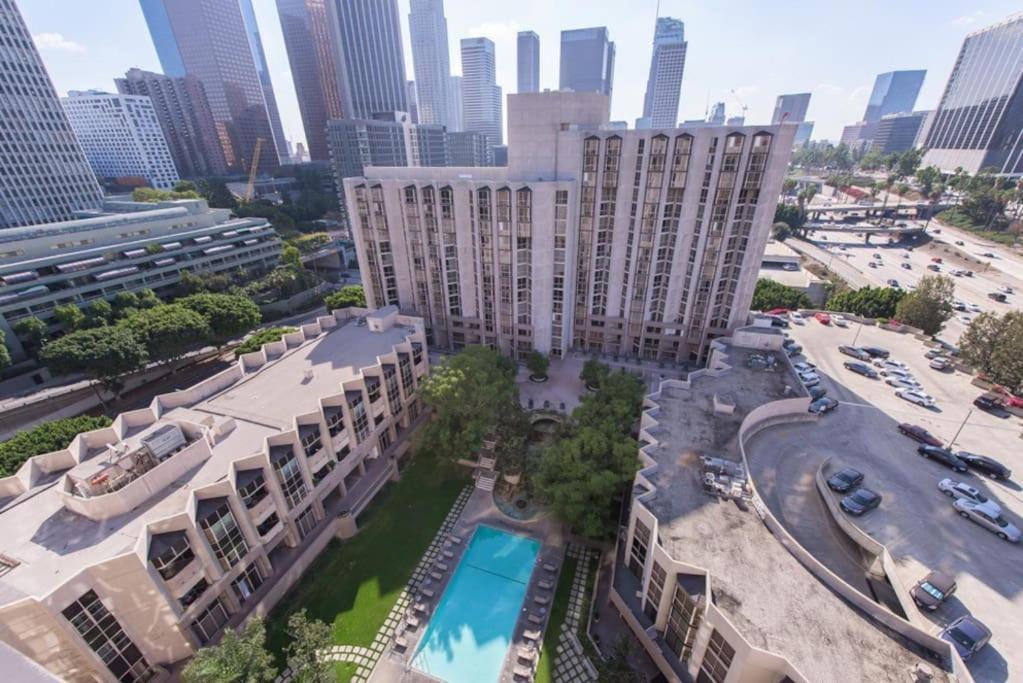 Spacious 2 Bedrooms 2 Baths. Right In Downtown La Apartamento